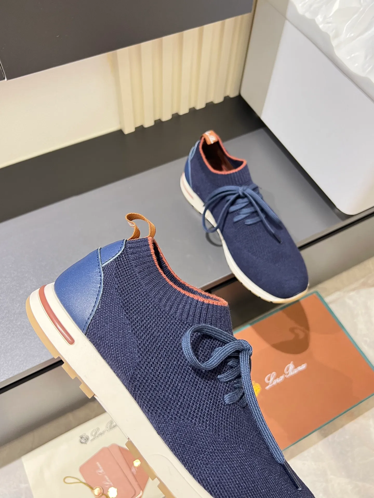 Men's Men's Shoes 💰p380 Loro Men's Shoes 💰piana/Noyo Piana 360 L Men's Shoes 💰p Flexy Walk Men's Sports Shoes These sports shoes are made of knitted wool uppers, and the heel is wrapped in smooth calf leather. Merino sheep are selected from Australia and New Zealand. The upper is machine-woven like a sweater, and then equipped with a white rubber outsole and a Kummel-colored sole. It is both beautiful and non-slip. The fabric is 100% cashmere and the insole is calf leather. It is super comfortable on the feet! Comes with full original packaging! Multiple colors available! Size: 38-44 (45 customized)